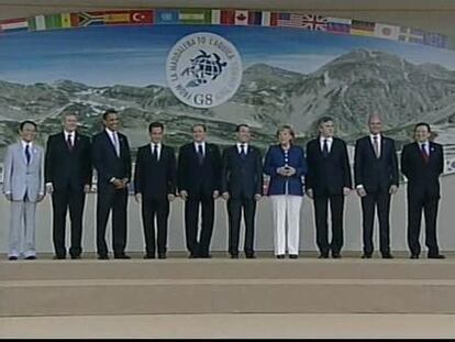 Los líderes mundiales posan en la foto del G8