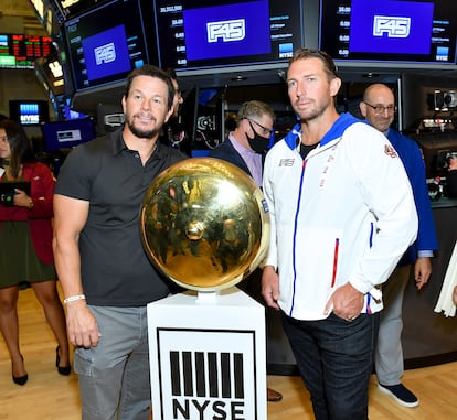 Mark Wahlberg, con el fundador de F45, Adam Gilchrist, en la Bolsa de Nueva York, en 2021.