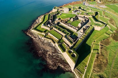 En la costa de Summer Cove, en Cork, se sitúa el fuerte de Charles, con su espectacular planta en forma de estrella. Construido a finales del siglo XVII, fue históricamente uno de los mayores recintos militares de Irlanda. Situado a tres kilómetros de la localidad de Kinsale, está abierto a visitas.