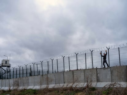 Un empleado repara las vallas del centro de deportación de extranjeros de Arnavutköy el pasado 27 de septiembre. Se trata de un inmenso complejo, fuertemente vigilado y con capacidad para internar a 1.500 detenidos, fue inaugurado el pasado otoño. 