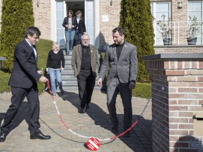 El expresidente Carles Puigdemont (izquierda), en Waterloo, en una imagen de archivo.