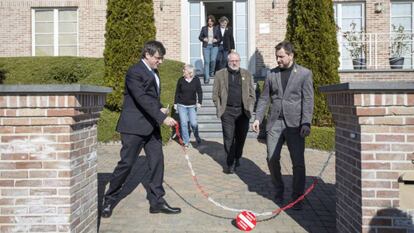 El expresidente Carles Puigdemont (izquierda), en Waterloo, en una imagen de archivo.