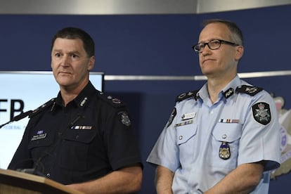 Los subcomisionados de la policía Estatal Ian McCartney y Shane Patton en una rueda de prensa.