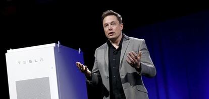 Elon Musk, consejero delegado de Tesla, con las bater&iacute;as Powerwall