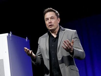 Elon Musk, consejero delegado de Tesla, con las bater&iacute;as Powerwall