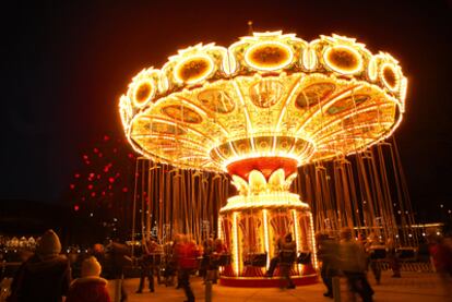 Carrusel navideño en el parque Tívoli de Copenhague