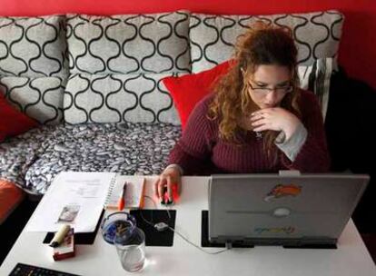 Raquel Rioja rastrea ofertas de empleo a través del ordenador.