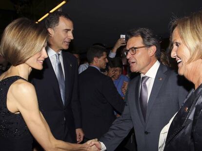 La expresidenta del Parlament Núria de Gispert (der.) y el expresident Artur Mas saludan a los Reyes, en 2014, durante la entrega de los premios Príncipe de Girona