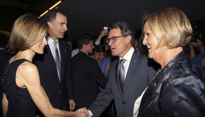 La expresidenta del Parlament Núria de Gispert (der.) y el expresident Artur Mas saludan a los Reyes, en 2014, durante la entrega de los premios Príncipe de Girona