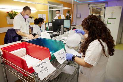 Sanitarios del laboratorio del Clínic revisan las peticiones de analíticas y los resultados de forma manual tras el ciberataque al centro.