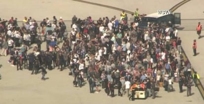 Centenars de passatgers han estat evacuats a les pistes de l'aeroport.