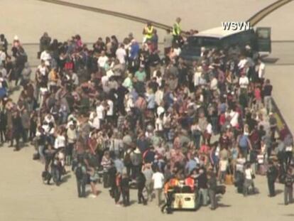 Centenars de passatgers han estat evacuats a les pistes de l'aeroport.