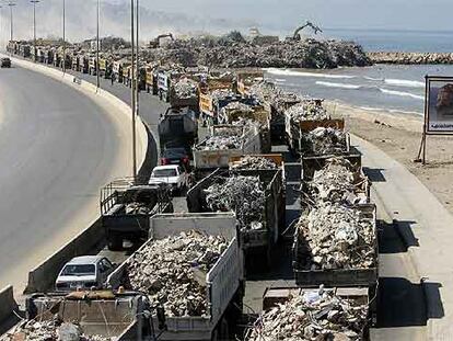 Decenas de camiones transportan los escombros de las casas bombardeadas por la aviación israelí, ayer en Quzai, al sur de Líbano.