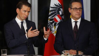 Sebastian Kurz, a la izquierda, y Heinz-Christian Strache este sábado en Viena.