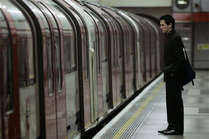 Un hombre espera el metro en Londres para ir a trabajar. Al día siguiente de los atentados, la afluencia en el transporte público es menor de lo habitual.