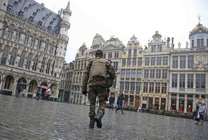 Un soldado en el centro de la Grand Place, en Bruselas, este sábado.