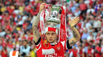 Jack Wilshere del Arsenal, con el trofeo de FA Cup.  