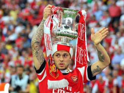 Jack Wilshere del Arsenal, con el trofeo de FA Cup.  