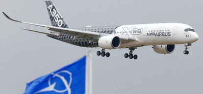 Un Airbus A350 y una bandera de Boeing en el Sal&oacute;n Aeron&aacute;utico de Le Bourget (Paris). 