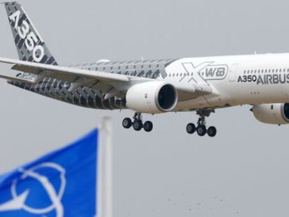 Un Airbus A350 y una bandera de Boeing en el Sal&oacute;n Aeron&aacute;utico de Le Bourget (Paris). 