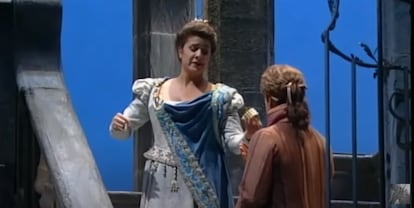 La mezzosoprano Cecilia Bartoli con el brazalete en la mítica producción de 'La cenerentola'.