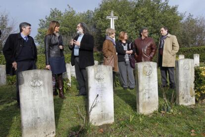 Desde la izquierda, Mariano Blázquez, secretario general de FEREDE; Mendia, el pastor anglicano Alberto Sánchez, Ibáñez de Maeztu, Arroyo y otros dos representantes de la comunidad protestante, ayer en el Cementerio de los Ingleses.