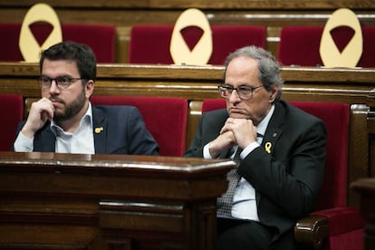 El vicepresident Pere Aragonès, amb Quim Torra, durant el ple.