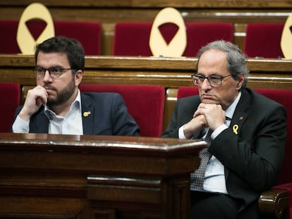 El vicepresident Pere Aragonès, amb Quim Torra, durant el ple.