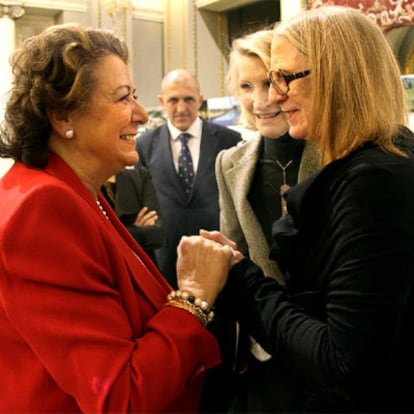 Rita Barberá, con Kathrin Gustafson, ayer, en el Ayuntamiento de Valencia.