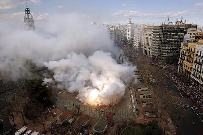 Vista general de la plaza del Ayuntamiento durante el disparo de la cuarta 'mascletà' de marzo, este mediodía en Valencia.