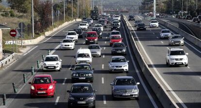 Tráfico en la carretera de A Coruña, a la salida de Madrid, en la jornada de inicio del puente de la Constitución y de la Inmaculada.