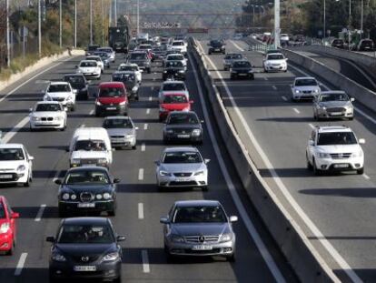 Tráfico en la carretera de A Coruña, a la salida de Madrid, en la jornada de inicio del puente de la Constitución y de la Inmaculada.