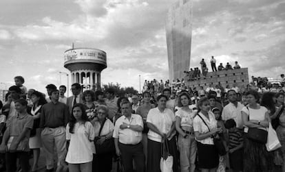 El público, que no había mostrado mucho entusiasmo con la Capitalidad Cultural Europea de Madrid 1992, sí se echó a la calle para ver el paso de la antorcha, como estos espectadores en la plaza de Castilla.