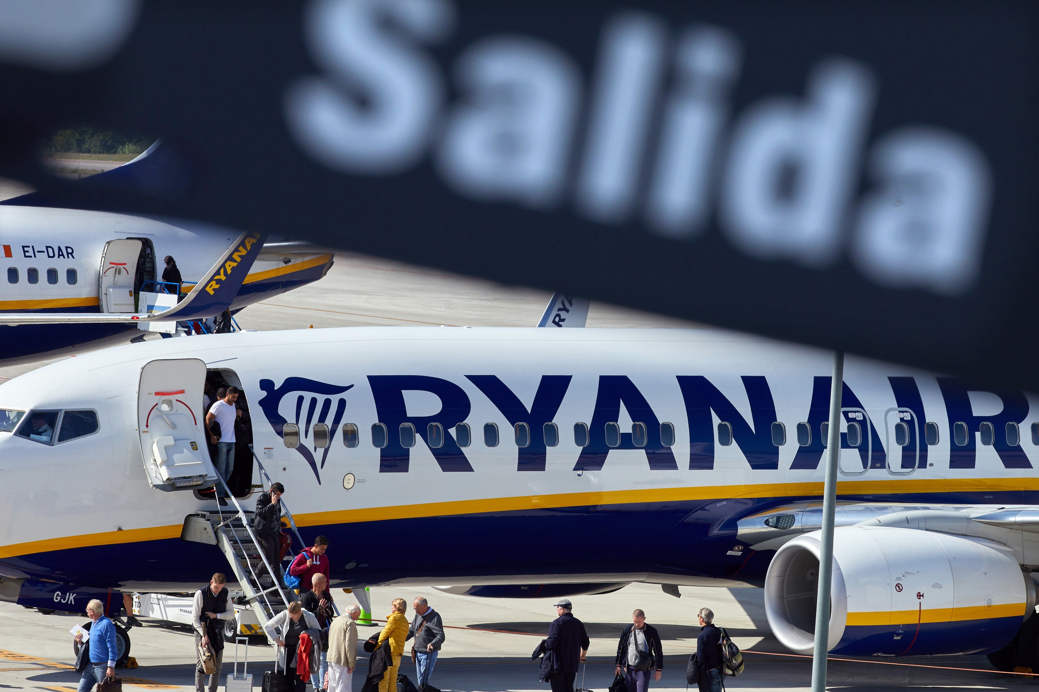 Varios viajeros desembarcan de un avión de la compañía aérea Ryanair en el aeropuerto de Girona.