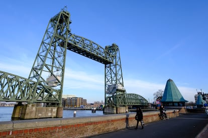 Una vista del puente Koningshavenbrug, conocido como 'De Hef', en marzo de 2022.