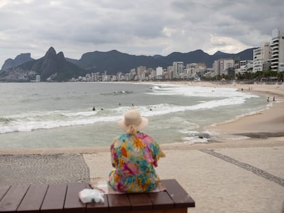 Senhora na praia do Arpoador, no Rio.