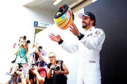 Fernando Alonso es fotografia al costat del garatge del seu equip a Malàisia.