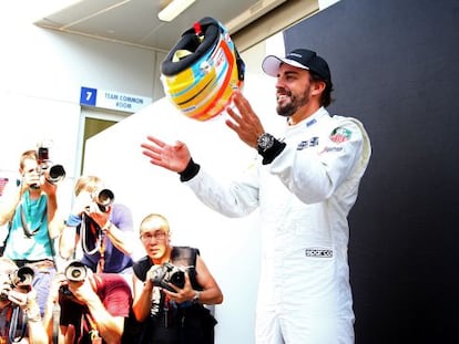 Fernando Alonso posa junto al garaje de su equipo en Malasia