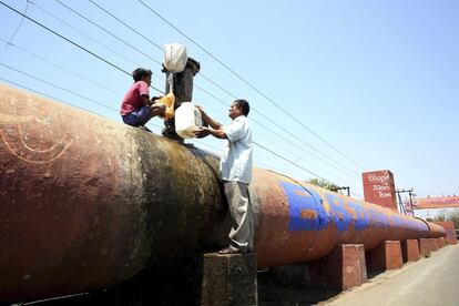 Varios ciudadanos indios recogen agua de una de las principales tuberías de suministro de agua en Bhopal (India). Los niveles de agua disminuyen durante el verano, lo que afecta a su suministro potable, por lo que los ciudadanos dependen de otros recursos acuíferos.
