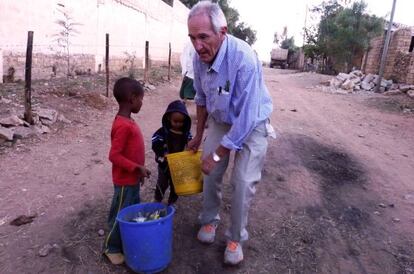 El padre Olarán, con unos niños en Wukro.