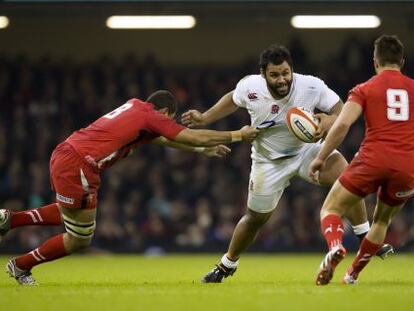 Billy Vunipola intenta esquivar a los galeses Taulupe Faletau y Rhys Webb.