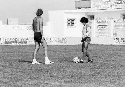  César Luis Menotti le dedica una parte del entrenamiento con la selección argentina a Diego Armando Maradona en solitario, como parte de la preparación para el Mundial de 1982, celebrado en el campo de fútbol de Vila Joiosa, España, el 6 de junio de 1982.