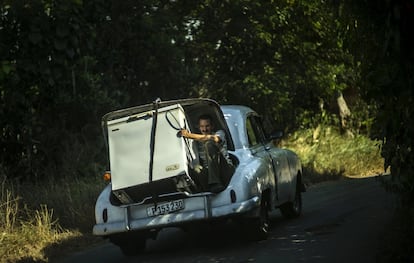 Un hombre transporta un congelador en La Habana (Cuba).