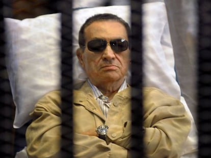 Ousted Egyptian president Hosni Mubarak sits inside a cage in a courtroom during his verdict hearing in Cairo on June 2, 2012.