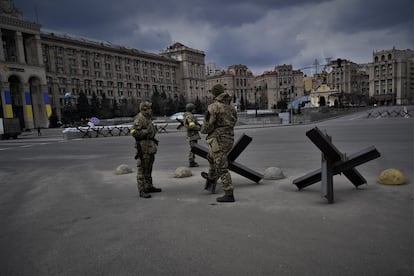 Soldados en la plaza Maidan de Kiev, sembrada de barreras metálicas.