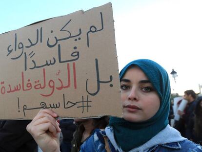 Manifestantes en Túnez protestan la muerte de 12 bebés en un hospital público en marzo de este año.