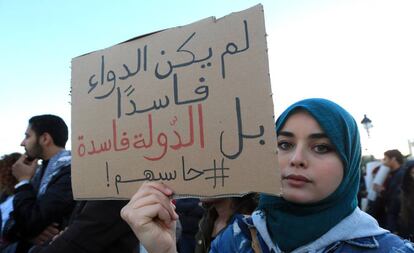 Manifestantes en Túnez protestan la muerte de 12 bebés en un hospital público en marzo de este año.