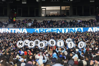 Aficionados levantan tambores con el nombre de Messi.
