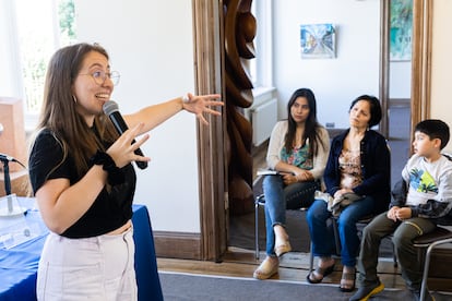 Teresa Paneque habla con los asistentes a un evento de prensa, en Valdivia (Chile), el 14 de enero del 2023.