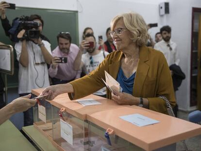 Manuela Carmena, en el momento de ejercer su derecho al voto.